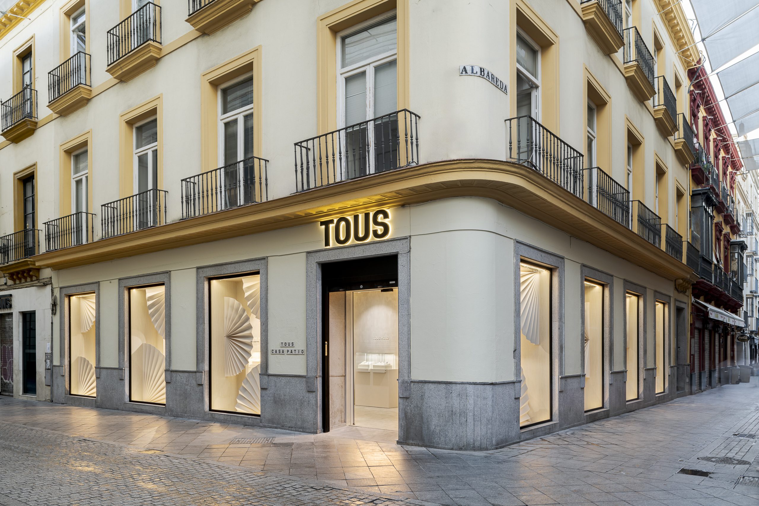 TOUS inaugura ‘TOUS Casa Patio’ en Sevilla